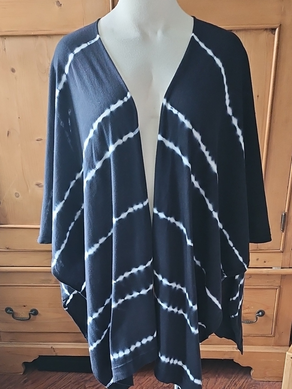 Minnie Rose Tie Dye Kimono Style Cape Black / White OS